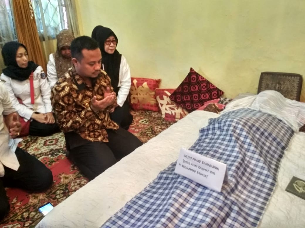 Didampingi Irman YL, Wagub Sulsel Melayat Ke Rumah Duka Anak M Rahmat