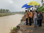 Hujan-hujan, Gubernur Sulsel Tinjau Jalan Longsor di Arus Sungai Walennae Soppeng