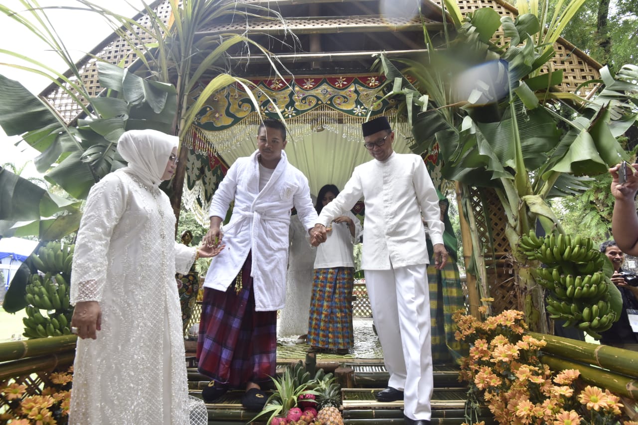 Mappasili Prosesi Pernikahan Anak Gubernur Sulsel Berlangsung Haru