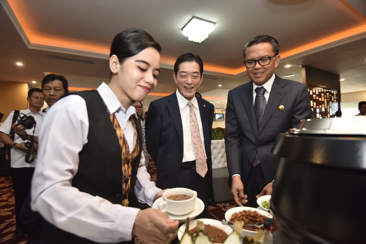Nurdin Abdullah Ajak Gubernur Ehime Makan Coto Makassar di Lounge Kantor Gubernur