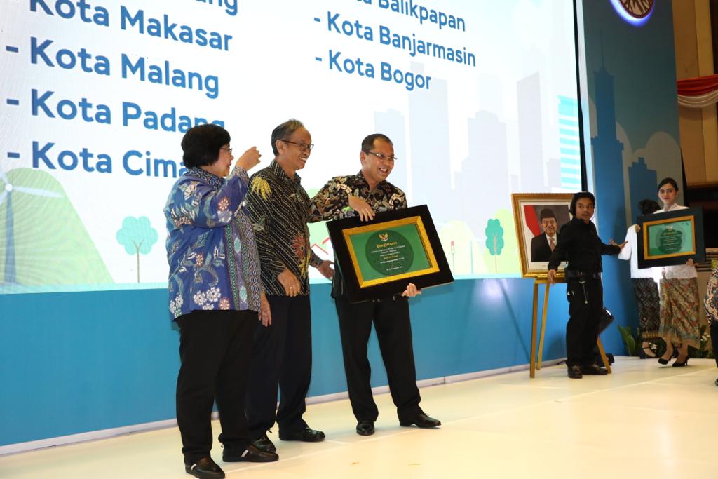 Pemkot Makassar terima penghargaan Kinerja Pengurangan Sampah dari KLHK
