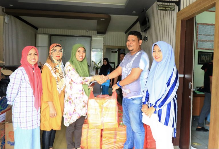 Setwan DPRD Serahkan Bantuan Makanan ke Korban Banjir