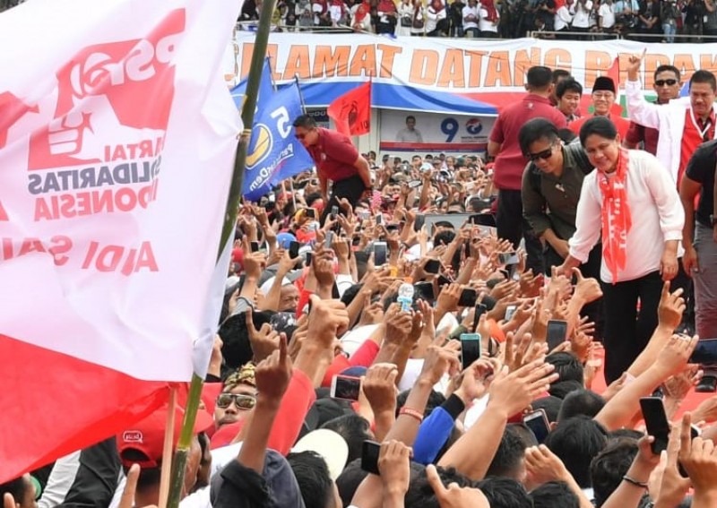 Ikut Kampanye, Iriana Jokowi Beri Syal ke Seorang Warga Gowa