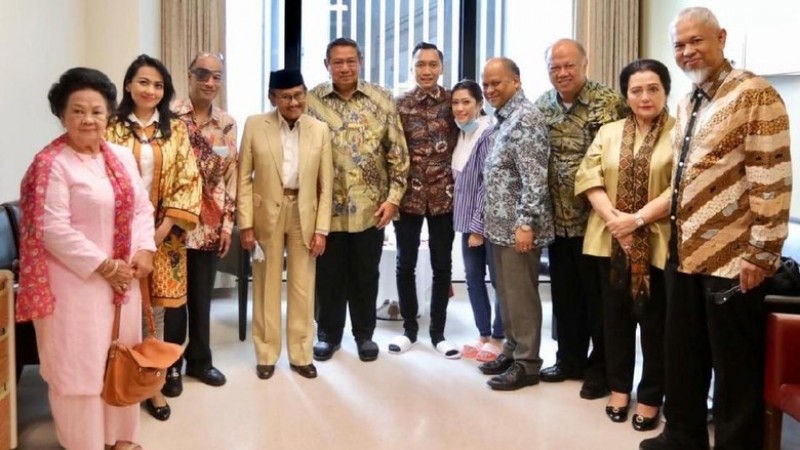 Keluarga BJ Habibie Jenguk Ani Yudhoyono