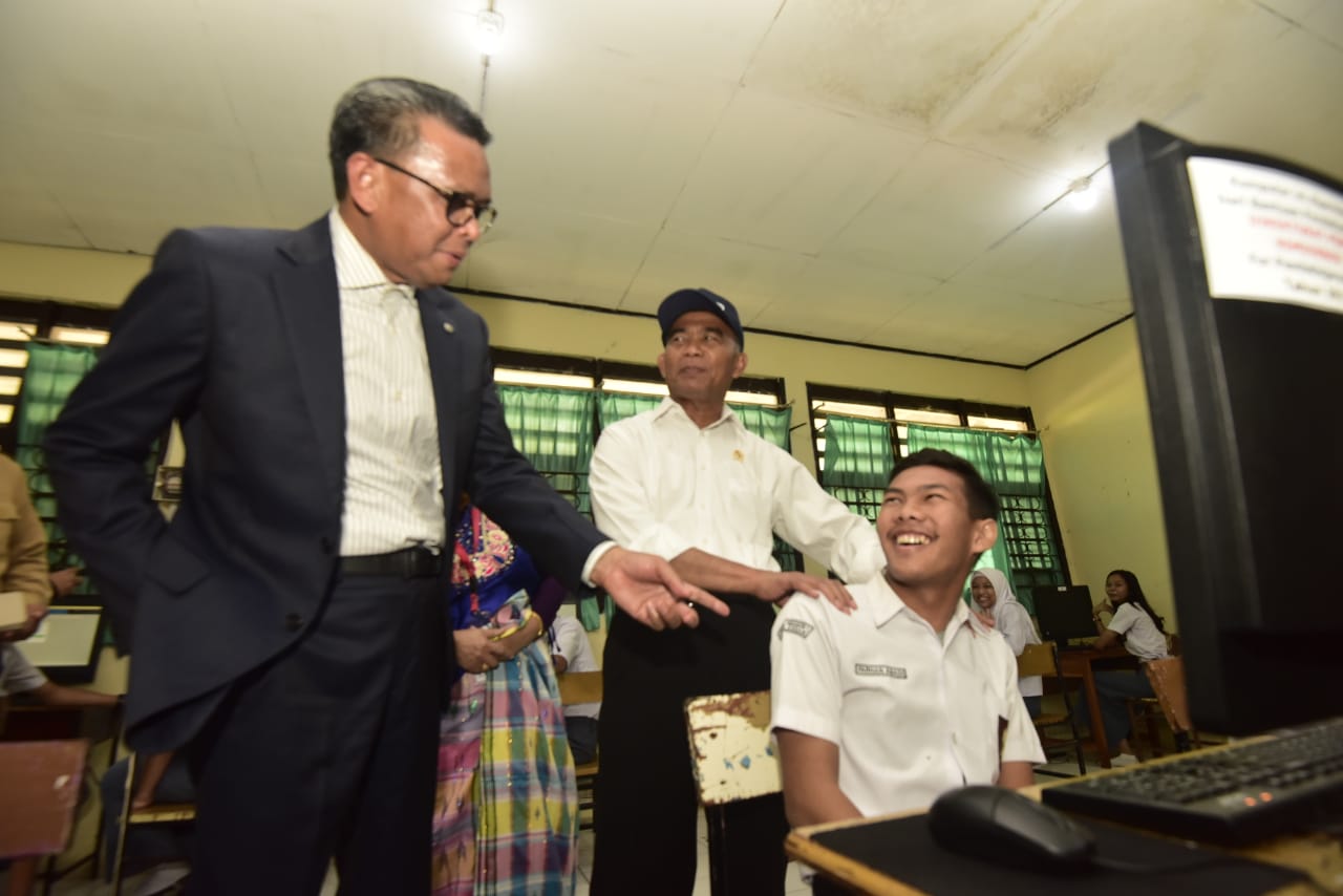 Mendikbud – Gubernur Sulsel Tinjau Hari Pertama UNBK di Makassar