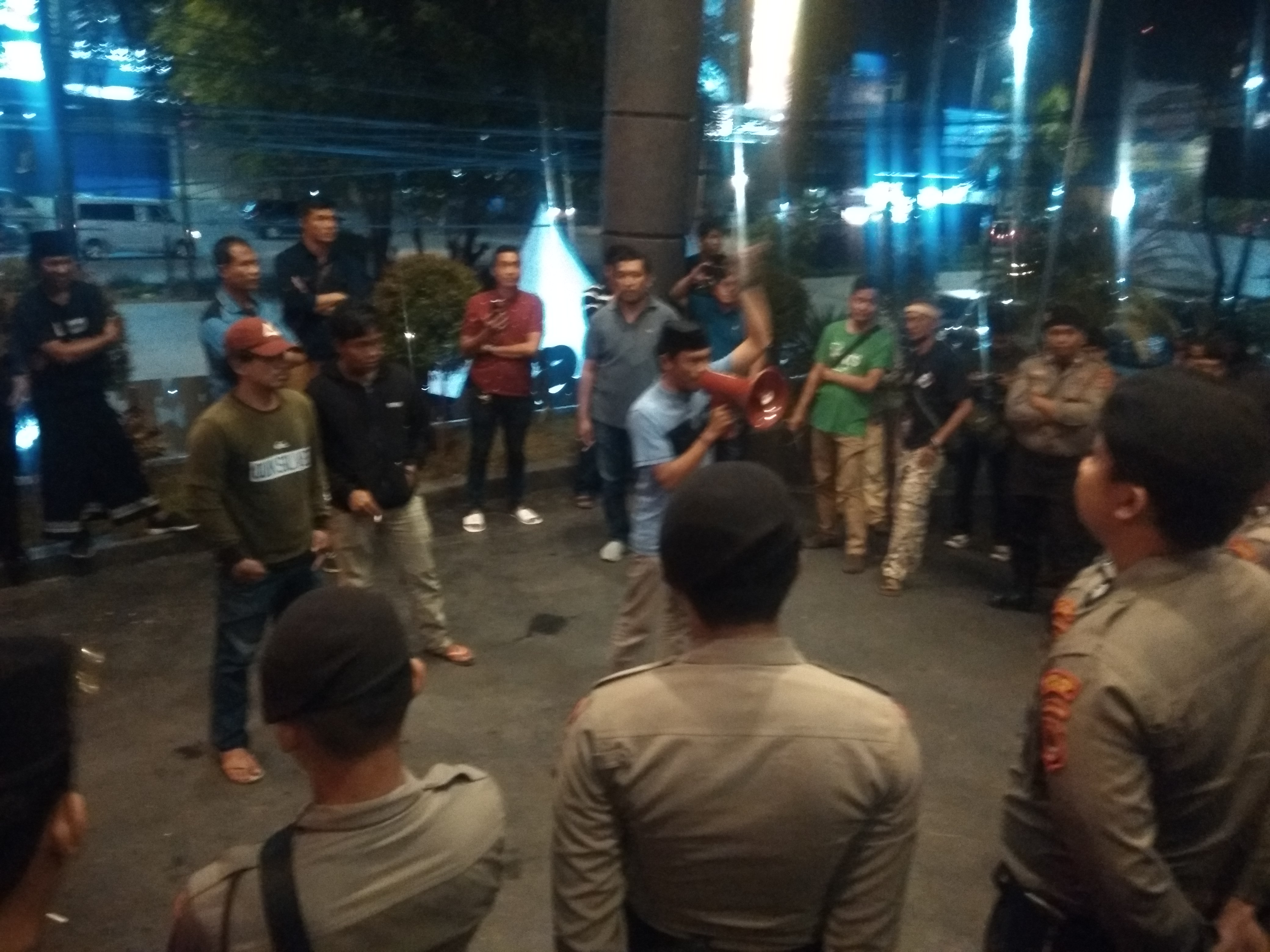 Aliansi Masyarakat Bersatu Datangi Lokasi Rekapitulasi KPU Makassar, ini Tuntutannya
