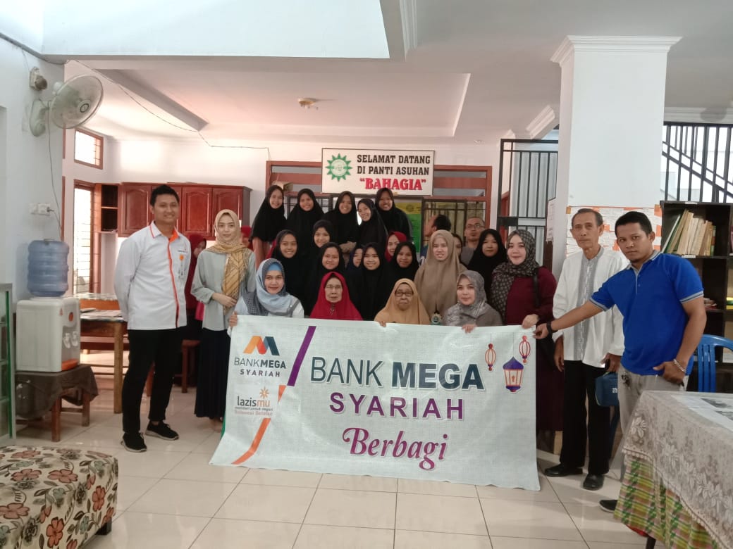 Bank Mega Syariah Makassar-Lazismu Sulsel Bagi Kado Ramadhan Untuk Anak Yatim