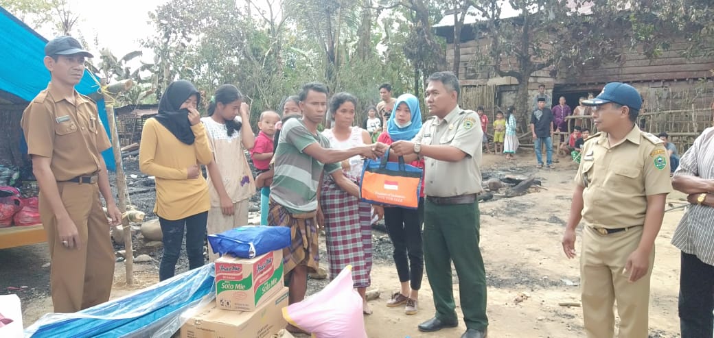 BPBD Barru Beri Bantuan Logistik Korban Kebakaran di Dusun Mattiro Deceng