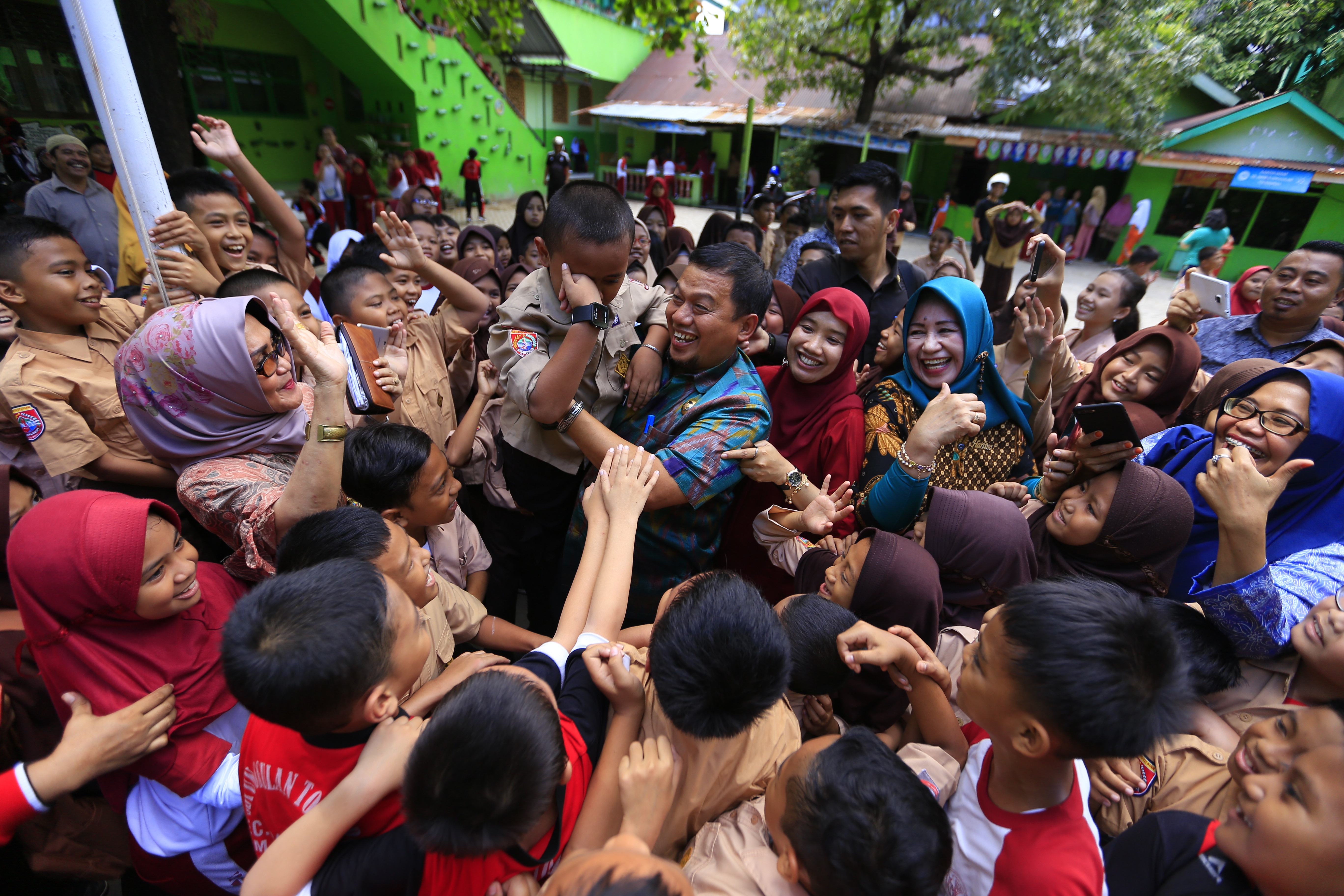 Pj Wali Kota Makassar Terjatuh di Kerumunan Anak SD