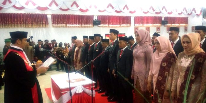 25 Anggota DPRD Bantaeng Resmi Dilantik, Bupati Kaget Ketukan Palu Ketua Sementara Pecahkan Meja Sidang