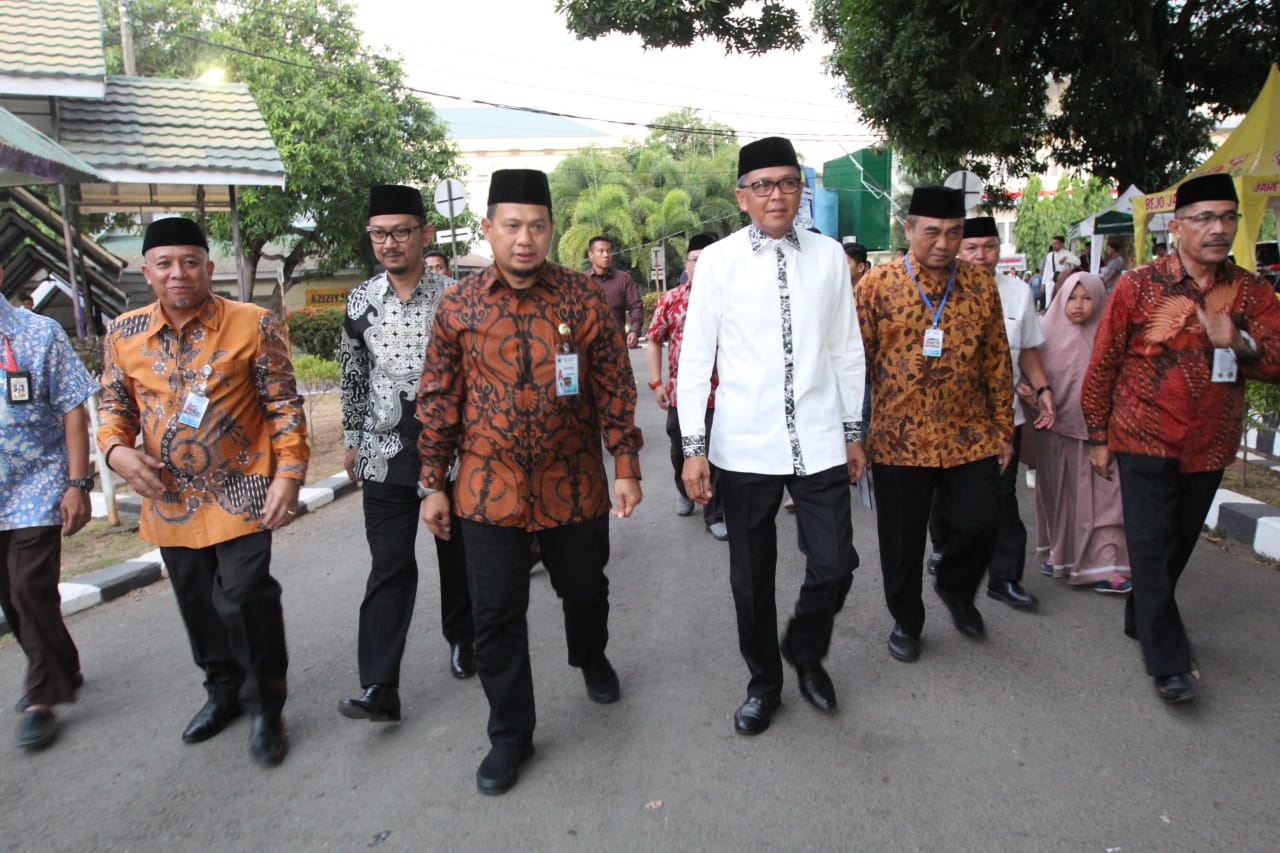 Iqbal Suhaeb Dampingi Nurdin Abdullah Sambut Jemaah Haji Kloter 1 Asal Makassar