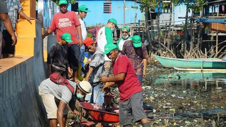 Anggota Koramil 1408/02 dan Warga Kecamatan Tallo Kerja Sama Bersihkan Kawasan Pantai Marbo