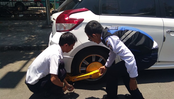 Beri Efek Jera Pada Pemilik Mobil yang Parkir Sembarangan, Dishub Makassar Lakukan Pengembokkan