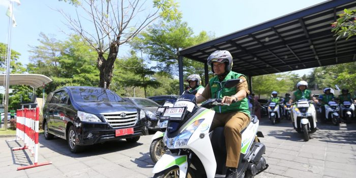 BPJS Bagikan Alat Safety Riding kepada Pekerja Iqbal Beri Apresiasi