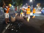 Camat Panakukang Thahir Beri Apresia Kerja Keras, Satgas Kebersihan  Membersihkan Sampah Pendemo