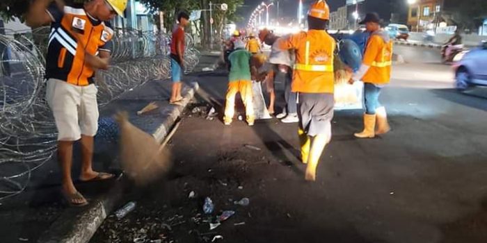 Camat Panakukang Thahir Beri Apresia Kerja Keras, Satgas Kebersihan  Membersihkan Sampah Pendemo