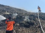 Damkar Makassar Gunakan Sistem Nozzle Padamkan Kebakaran TPA