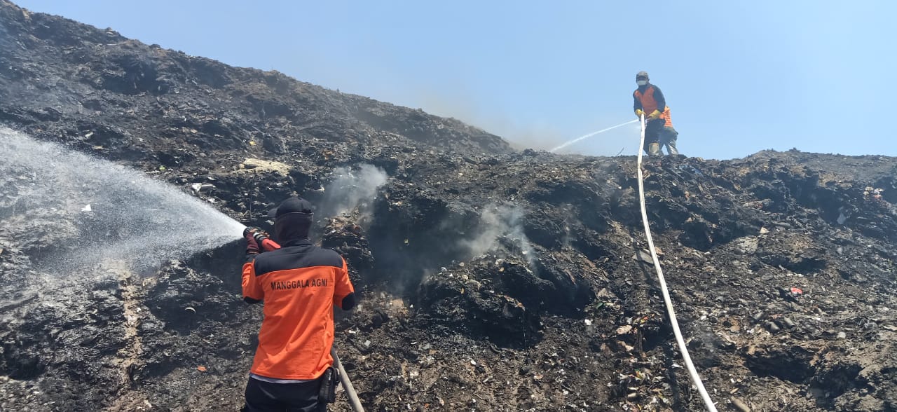 Damkar Makassar Gunakan Sistem Nozzle Padamkan Kebakaran TPA