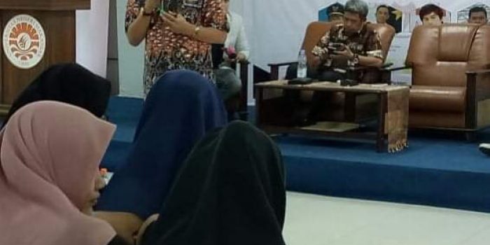 Kadinsos Makassar Mukhtar Tahir Menjadi Pembicara di Hadapa Mahasiswa UNM