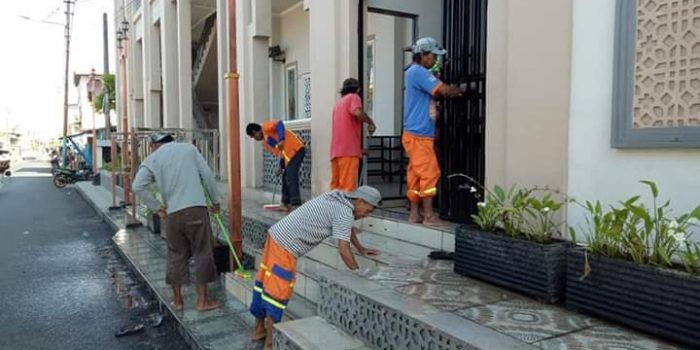 Sukseskan Giat Jumat Ibadah, Camat Mariso Laksanakan Pembersihan Masjid