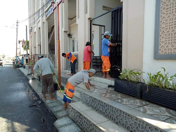 Sukseskan Giat Jumat Ibadah, Camat Mariso Laksanakan Pembersihan Masjid