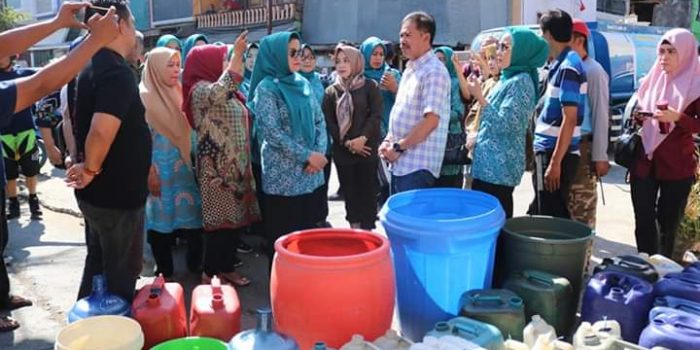TP PKK Provinsi Sulawesi Selatan Memberi Bantuan Air Pada Warga Kecamatan Ujung Tanah