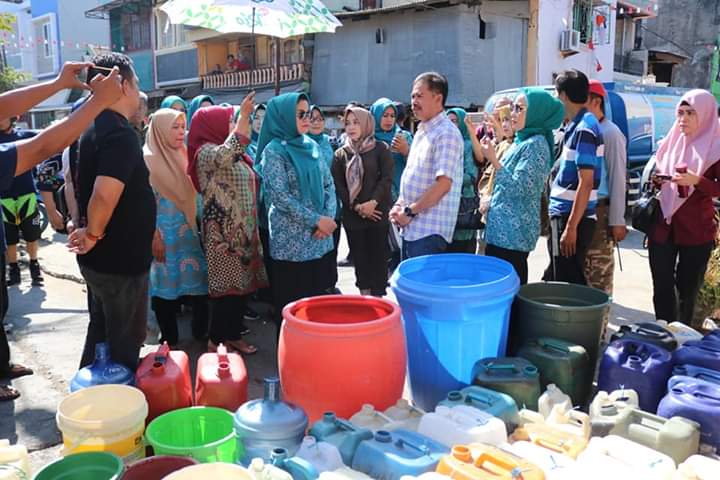 TP PKK Provinsi Sulawesi Selatan Memberi Bantuan Air Pada Warga Kecamatan Ujung Tanah