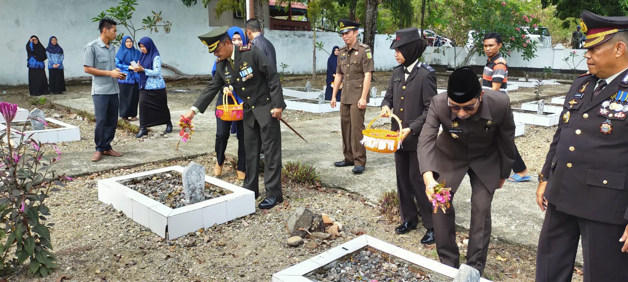 Wakil Bupati Barru Ir Nasruddin Tabur Bunga di Makam Pahlawan