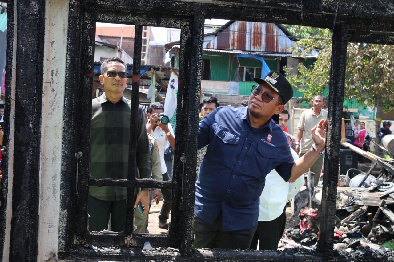 Kunjungi Korban Kebakaran Jalan Regge, Iqbal Minta Warga Perhatikan Kabel Listrik