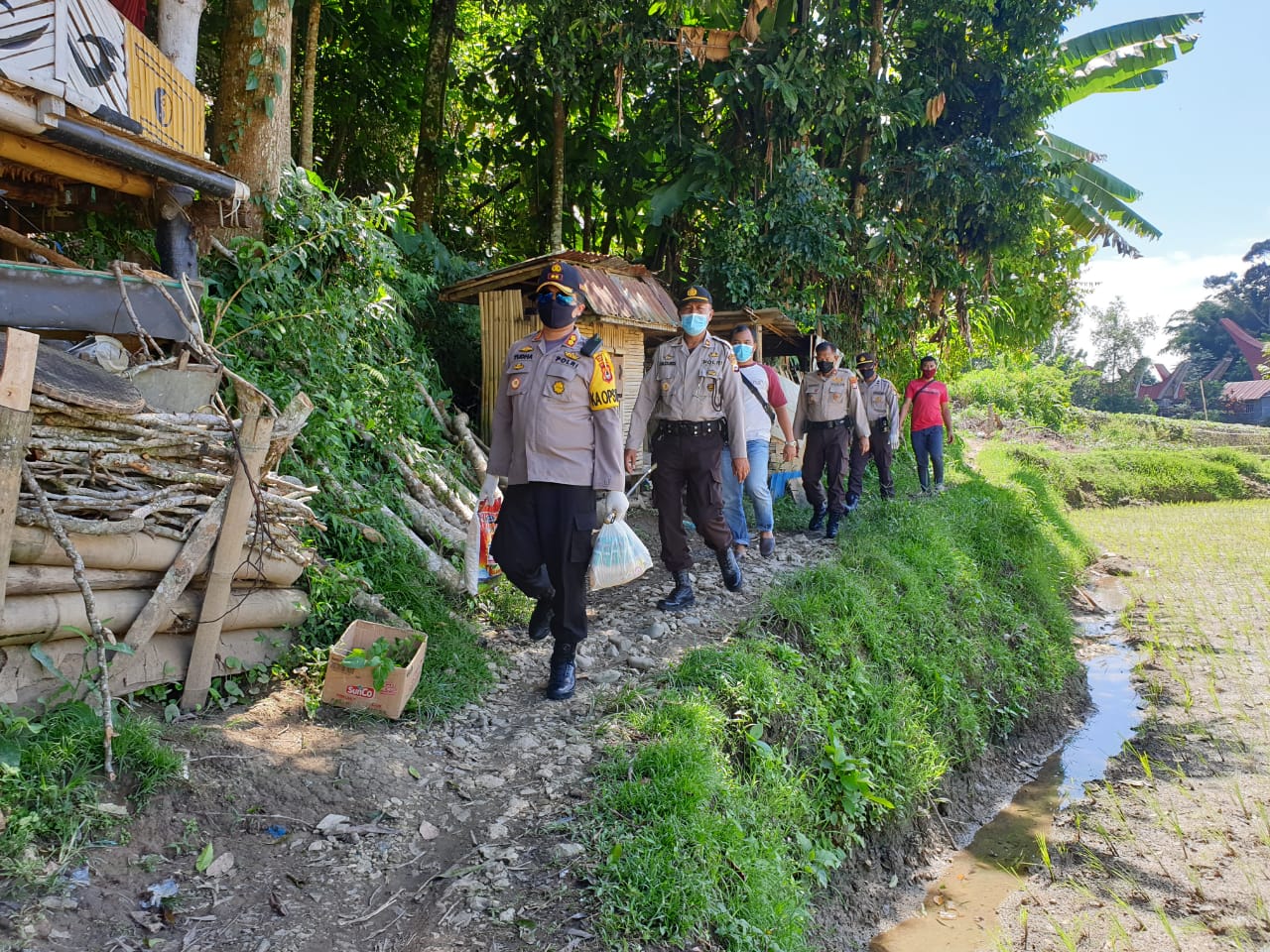 Sasar Daerah Pelosok Temui Warga Miskin, Kapolres Torut Bagikan 1.000 Paket Sembako