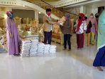 Ketum DPP Apdesi Bagi-bagi Sembako ke Masyarakat Miskin