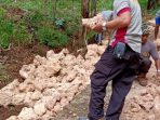 Bhabinkamtibmas Polsek Bonto Tiro Ikut Kerja Bakti Perbaiki Jalan