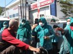 Ikut Serentak “Gebrak Masker” Ketua TP PKK Salurkan 5 Ribu Masker
