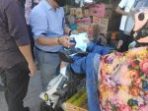 Andi Makkasau bersama Tim Keluarga JMS Bagus bagi Masker di Pasar dan Terminal