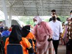 Anggun Memakai Baju Bodo, Fatma Berkeliling Menyapa Peserta Festival Vaksin
