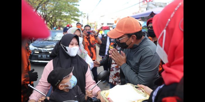 Ajak Warga Perangi Covid, Walikota Makassar Bagikan 7.600 Masker